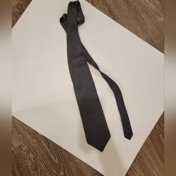 Calvin Klein 100% Silk Tie Black and white squiggly lines - Picture 1 of 4